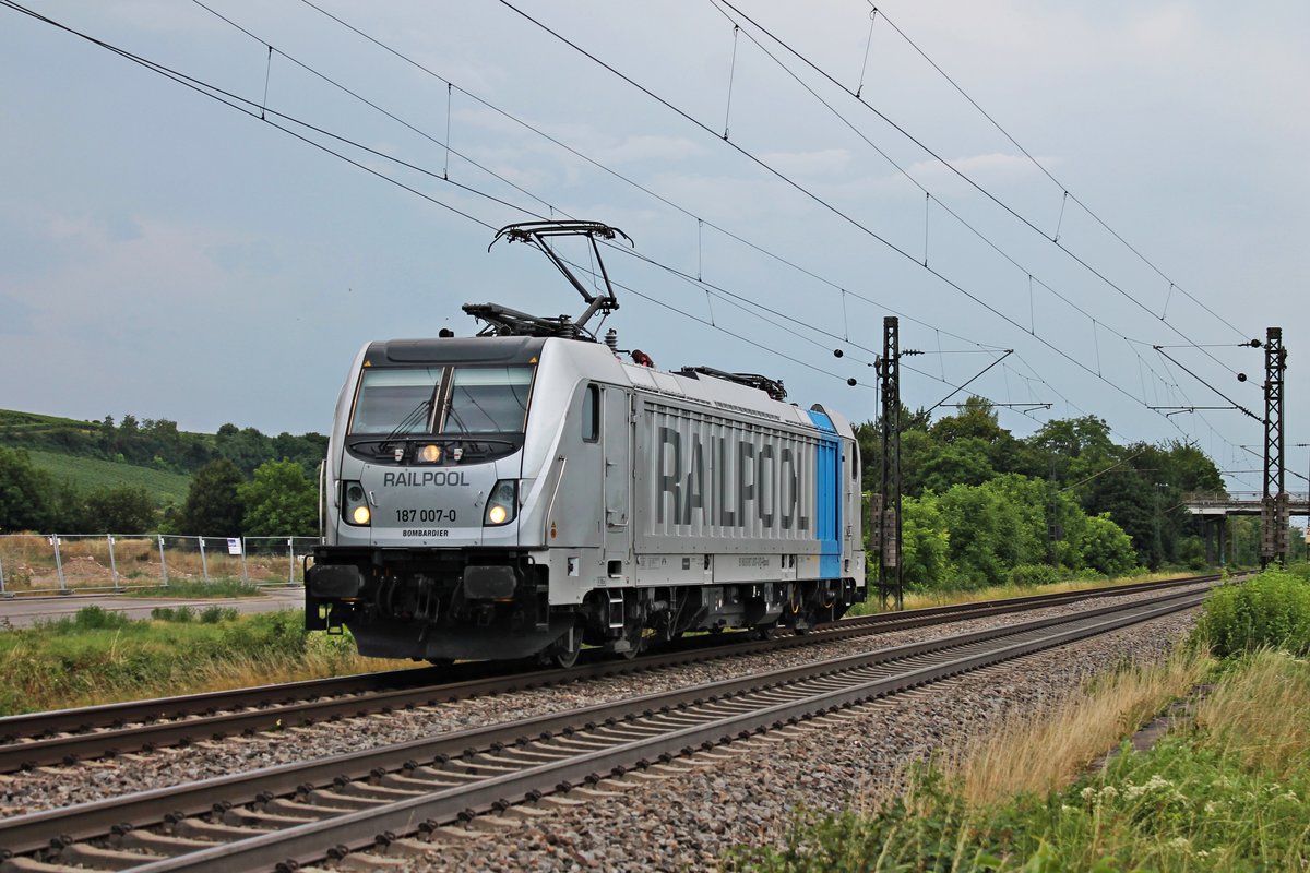 Als Lokzug war am Nachmittag des 21.07.2017 die Rpool/BLSC 187 007-0 auf dem Weg nach Lahr (Schwarzw.), als sie bei Buggingen durchs Rheintal fuhr.