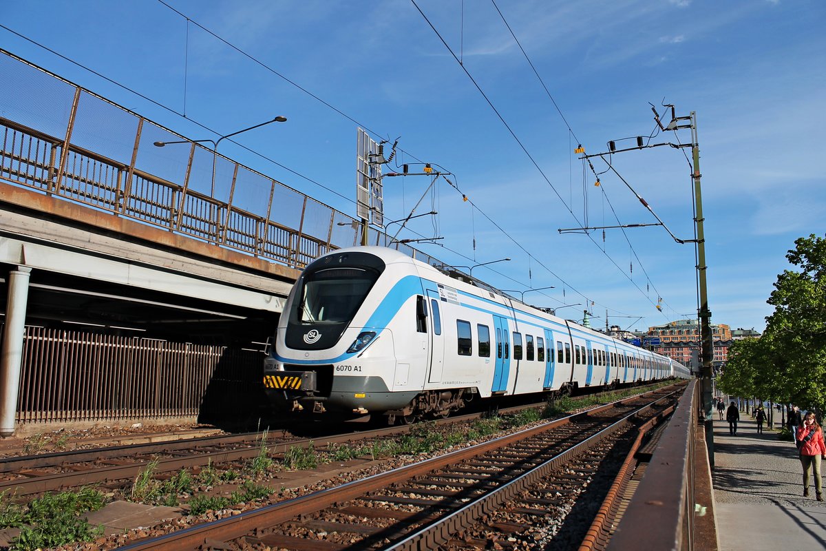Als Pendeltåg fuhr am 29.05.2015 der X60 6070 A1 von SL auf dem südlichen Teil der Centralbron auf den Söderledstunneln zu.
