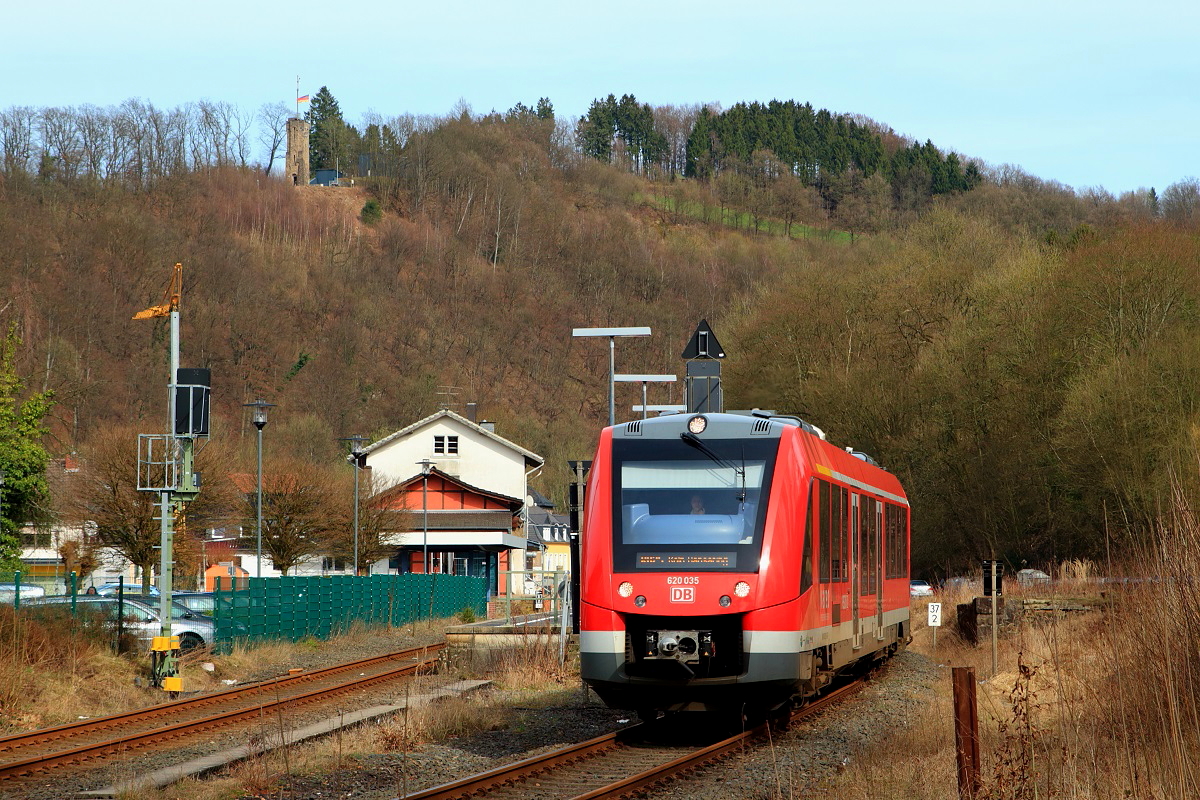Als RB 25 verlässt 620 035 am 11.03.2017 den Bahnhof Ründeroth in Richtung Köln Hansaring