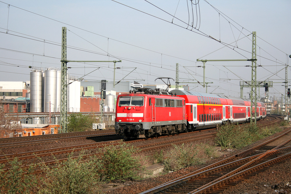 Als der RE 7 noch von DB Regio gefahren wurde...
111 126 mit dem RE 7 in Höhe der S-Bahn-Station  Köln-Nippes  am sonnigen 27. März 2012.