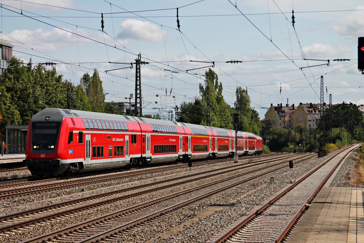 Als RE (Mühldorf - München Hbf) fuhr am 25.08.2015 der D-DB 50 80 86-75 092-6 zusammen mit der Schublok 245 015 durch München Heimeranplatz in Richtung Zielbahnhof.