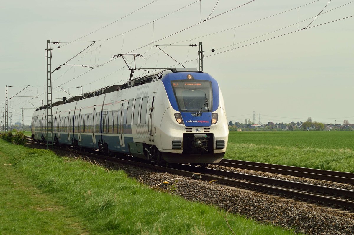 Als RE7 nach Krefeld kommt der 9442 862 zwischen Nievenheim und Allerheiligen vor die Linse des Fotografen gefahren. 22.4.2016