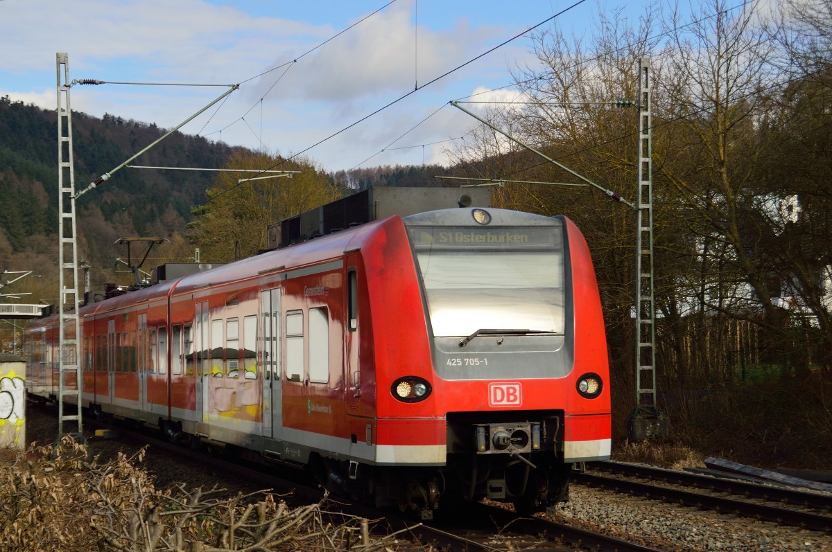 Als S1 nach Osterburken ist der 425 705-1 beim Verlassen von Neckargerach zu sehen. 20.2.2014 
