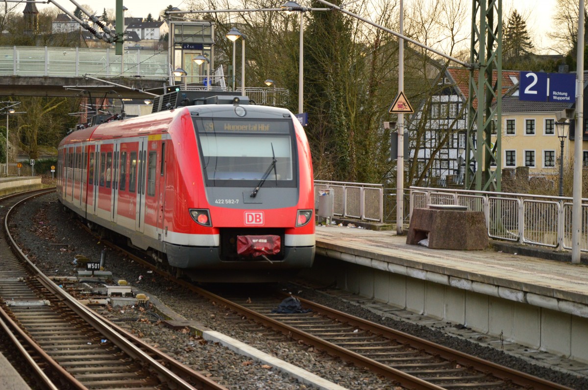 Als S9 nach Wuppertal Hbf ist hier der 422 582-7 in Velbert-Langenfeld zusehen.
Sonntag den 8.3.2015