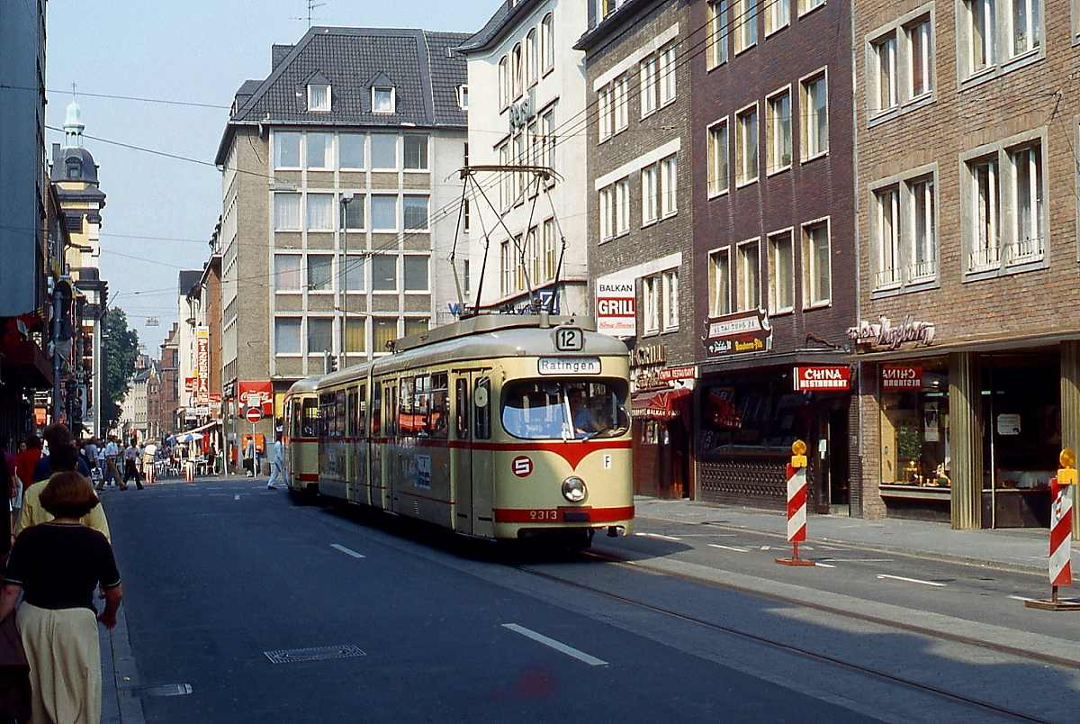 Als sich der GT6 2313 Ende der 1970er Jahre der nahegelegenen Endhaltstelle Wilhelm-Marx-Haus nähert, ist die Hunsrückenstraße noch nicht zur Fußgängerzone umgebaut. Die Zielangabe  Ratingen  hat der Fahrer etwas zu früh eingegeben.