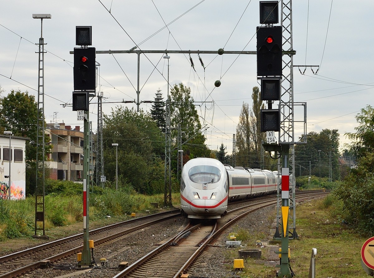 Als Umleiter kommt der ICE 3 Düsseldorf auf Gleis4 in den Rheydter Hbf eingefahren.
Nach einem kurzen Halt geht es dann weiter in Richtung Aachen. 11.10.2014