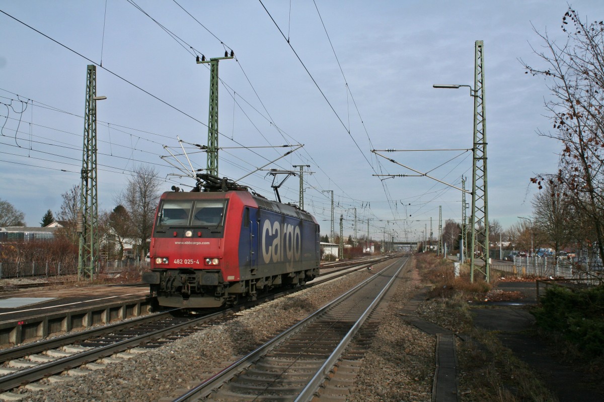Als unbekannte Lz-Fahrt ratterte 482 025-4 am Mittag des 25.01.14 in Richtung Basel durch den Bahnhof Mllheim (Baden).