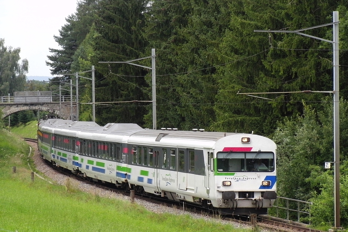 Als der Voralpen-Express noch in Romanshorn startete/endete. Auf der Fahrt von Romanshorn nach Luzern wurde IR 2422 am 06.08.2011 zwischen den Stationen Häggenschwil-Winden und Roggwil-Berg fotografiert.