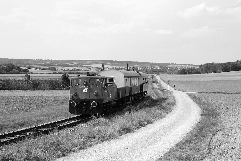 Als wär's vor 35 Jahren gewesen: BIF 2062 053-1 am 27.August 2017 mit dem SLP 17111 zwischen Groß Schweinbarth und Raggendorf.