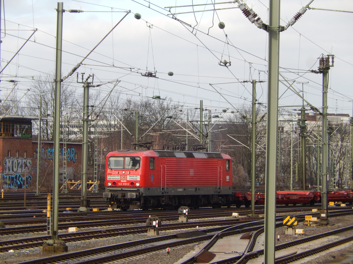 Als wir auf die Abfahrt des PbZ 2453 warteten, kam 143 810 vorbei. 04.02.2017, Hannover Hbf