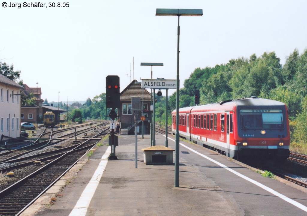 Alsfeld, Blick nach Sden auf das niedrige Lichtsignal und das Stellwerk zwischen den Gleisen: 628 449 kommt als RB aus Fulda auf Gleis 3 an. (30.8.05)