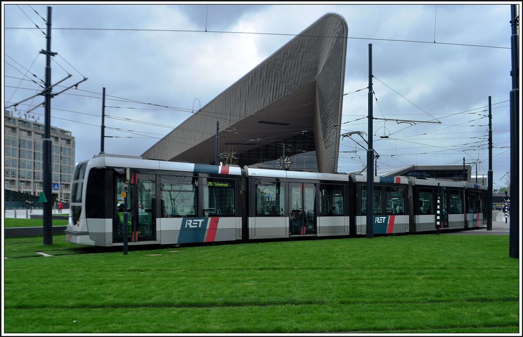 Alstom Citadis an der Centraal Station Rotterdam. (06.04.2014