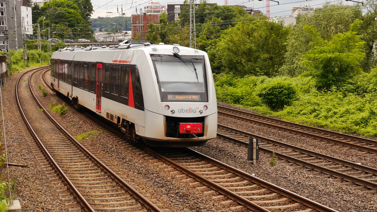 Alstom Coradia LINT 41 DMU bei der Ausfahrt Wuppertal-Elberfeld Ri. Oberbarmen am 22.6.2016