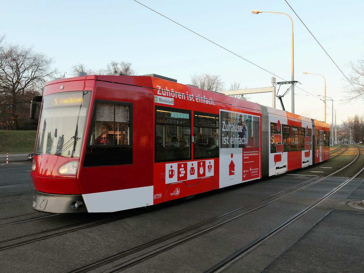 Alstom NGT8D mit der Nummer 0759 aus dem Jahr 2007 der Braunschweiger Straßenbahn am 21. Januar 2017 nahe dem Hauptbahnhof.