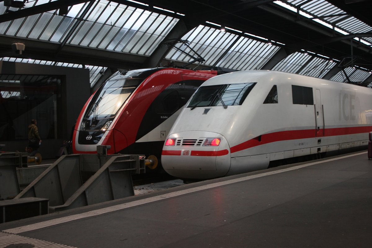 Alt und Jung vereint! Der neue Hochgeschwindigkeitszug der SBB, Twindexx RABDe 502 009  St. Gallen  steht in Zürich neben dem wesentlich älteren ICE 1 401 589 und wartet mit ihm zusammen auf die baldige Abfahrt.

Zürich HB, 18.12.2018