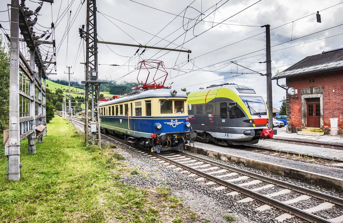 Alt trifft neu im Bahnhof Abfaltersbach

LINKS: 4042.01 der NBiK als SR auf der Fahrt von Sillian nach Lienz.
RECHTS: Ein ETR 170 als REX 1874 auf der Fahrt von Lienz nach Fortezza/franzensfeste.

Aufgenommen am 16.9.2017.