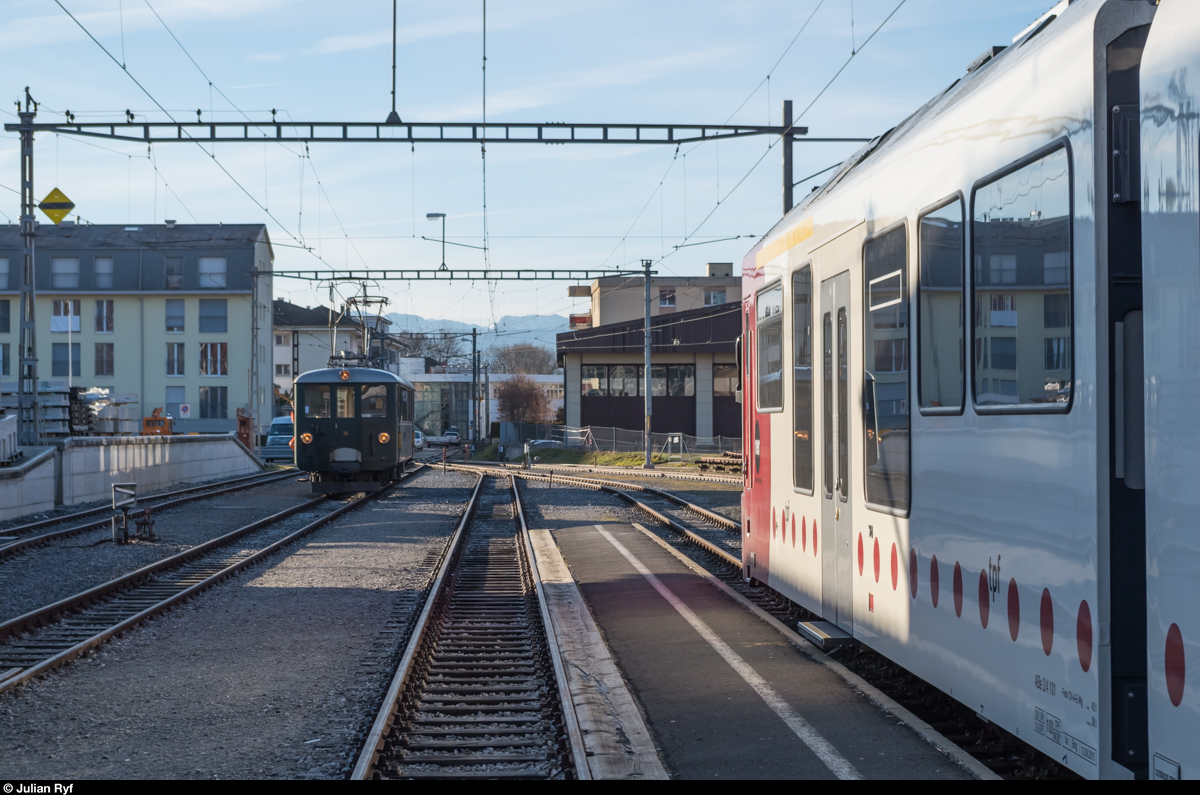 Alt trifft neu: Der älteste fahrtüchtige Triebwagen der TPF, der Be 4/4 115 trifft am 24. Dezember 2015 in Châtel-Saint-Denis auf einen Vertreter der neusten Generation, den ABe 2/4 101. <br>
Standort ist auf dem Übergang zum Perron.