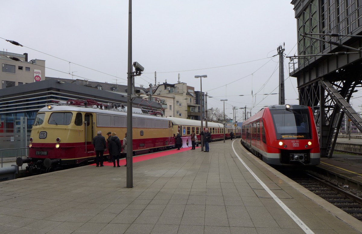 Alt trifft neu - Elektro trifft Diesel.
Vom 1. bis zum 4. März steht die E10 1309 der AKE in Köln Hbf neben dem Gleis 1. (01.03.2016)