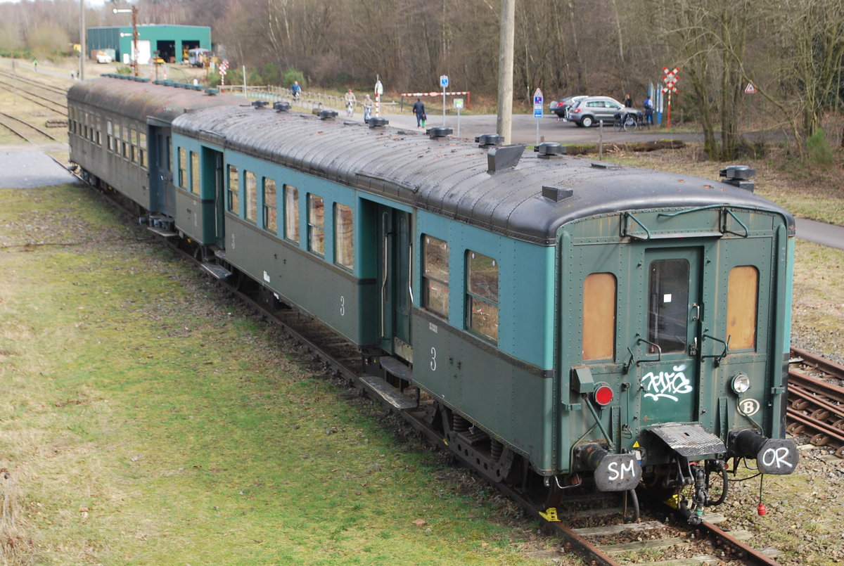 Alte SNCB-Wagen (Reihe K1 und M1) im Bhf Raeren abgestellt. 12. März 2017.