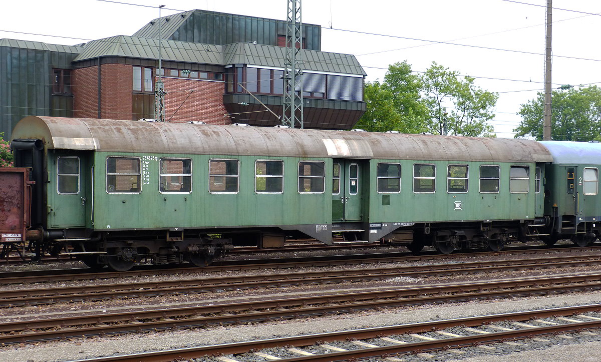 Alter Personenwagen mit der Nummer D-GfE 50 80 29-11 879-3 (Byg) abgestellt mit vielen anderen Wagen im Bahnhof Crailsheim 17.05.2018