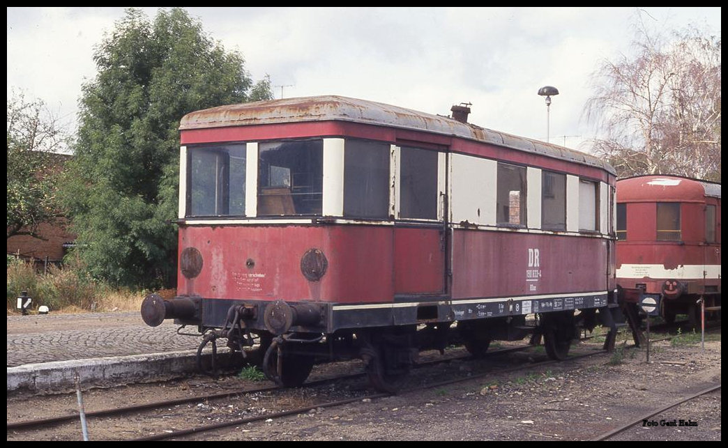 Alter Triebwagen Beiwagen im Bahnhof Salzwedel am 29.8.1993 ohne