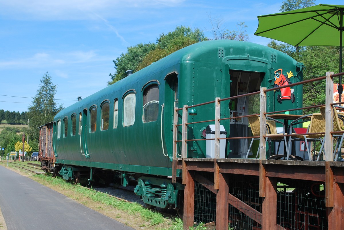 Alter Wagen der ehemaligen Bahngesellschaft  Nord belge , jetzt als Waffellokal umbegaut. Belgisch-deutsche Grenze Leykaul-Kalterherberg an der ehemaligen Vennbahn (jetzt RAVeL-Radweg) am 5. August 2015.