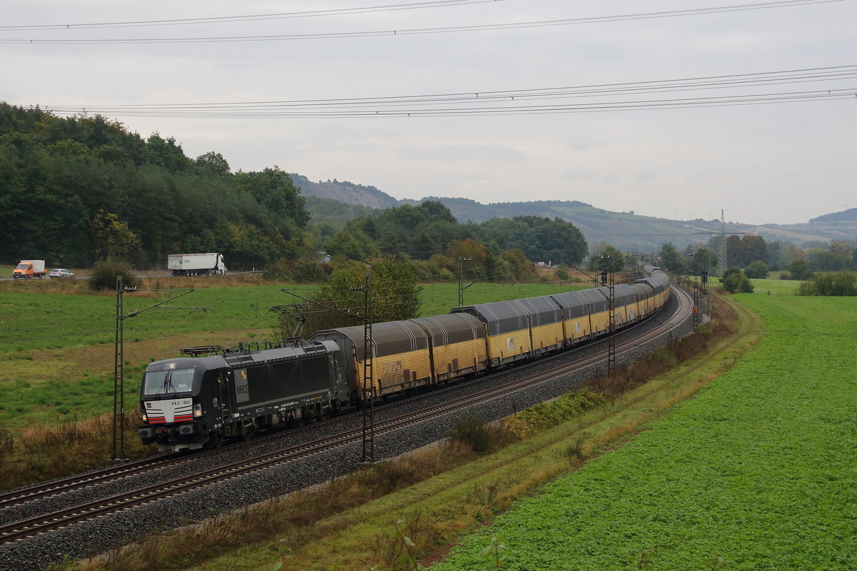 Altmannzug mit der MRCE X4 E 857 in Richtung Norden passiert Fotostandort am 11.10.2016 bei Karlstadt. 