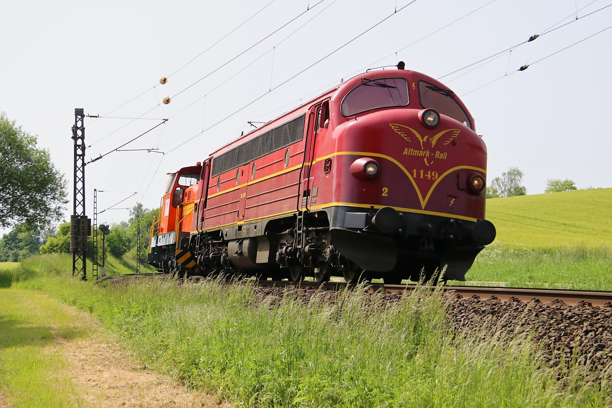 Altmark-Rail Nohab 1149 (227 008-0) mit der Lok 2 von Elbe Kies Mühlberg in Fahrtrichtung Norden. Aufgenommen am 22.05.2014 bei Niederhone.