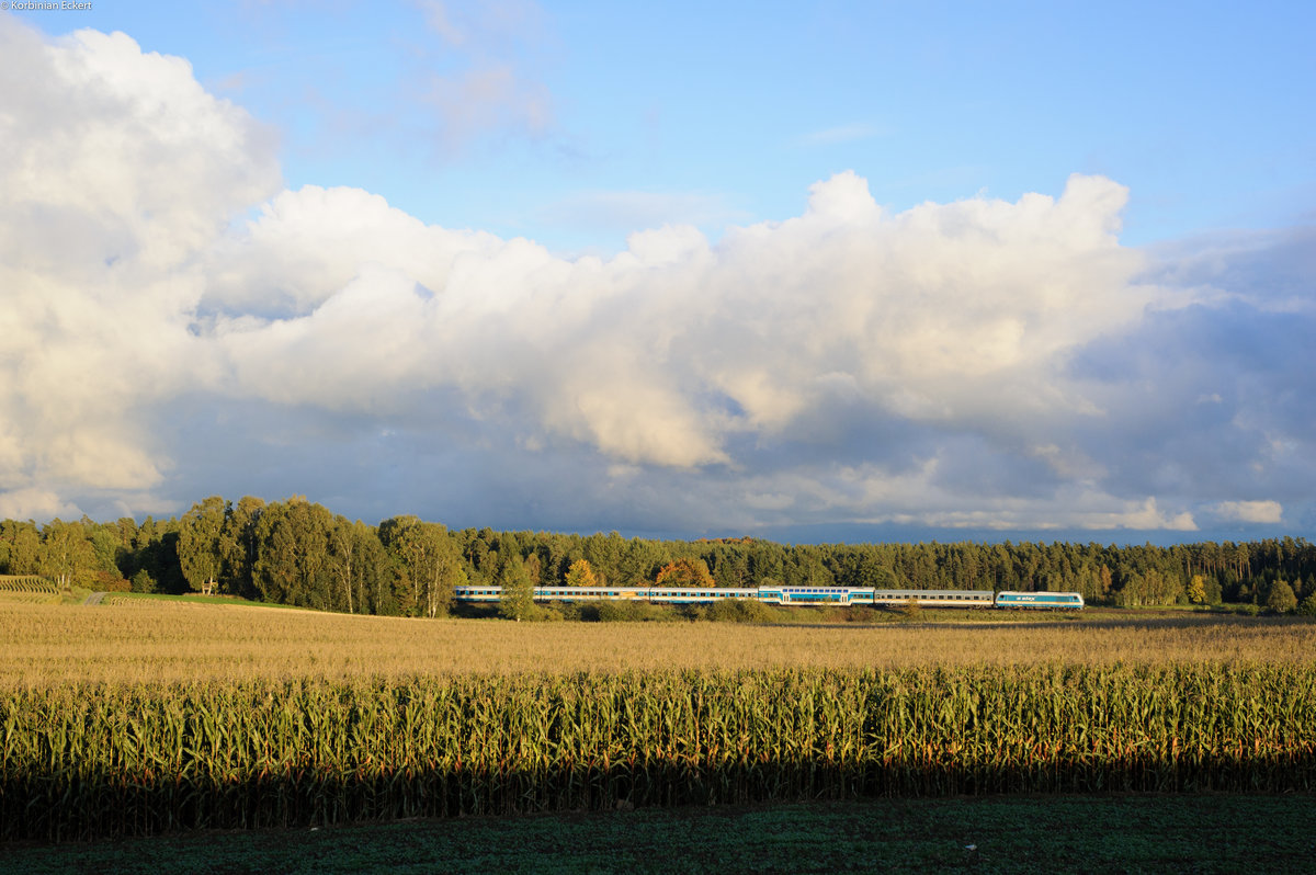 ALX 84121 von Hof Hbf nach München Hbf zeigte sich bei einer besonderen Wolkensituation in Schönfeld bei Wiesau, 01.10.2017