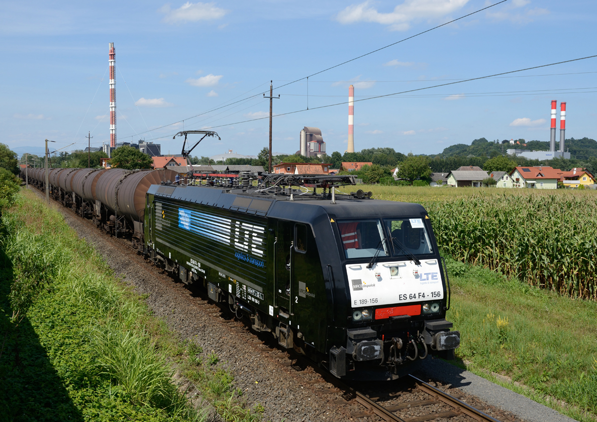 Am 01. August 2015 wurde die 189 156 mit dem LTE-Schwerölzug 48999 von mir in der AB Werndorf fotografiert. Von links nach rechts sind das Fernheizkraftwerk Neudorf-Werndorf, sowie das Fernheizkraftwerk Mellach und  das Gas- und Dampfkraftwerk Mellach zu sehen. 