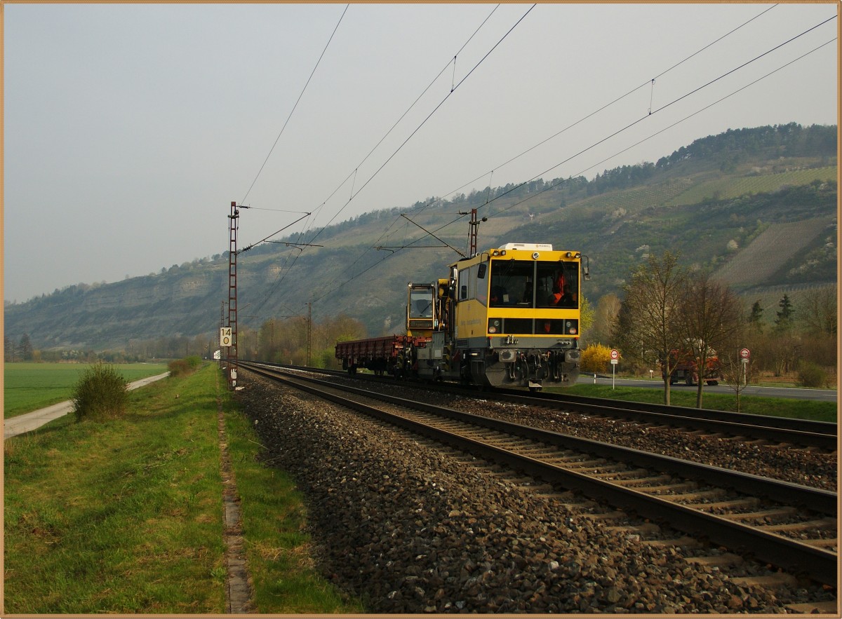 Am 01.04.14 ein Fahrzeug der Netz Instandhaltung (Röbel Gleiskraftwagen) in Richtung Gemünden unterwegs kurz hinter Thüngersheim.