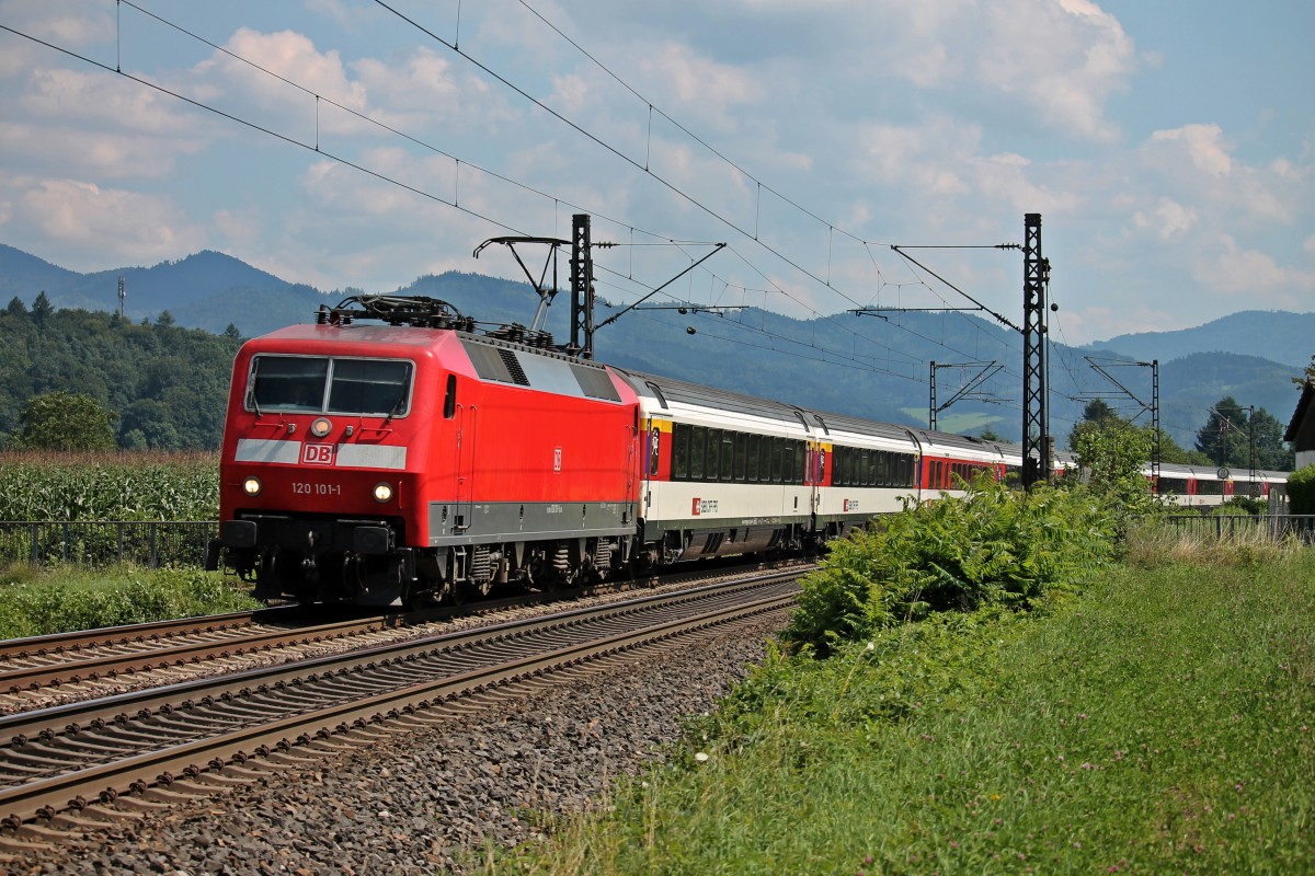 Am 01.08.2014 bespannte die 120 101-1 den EC 6 (Chur HB (Kurswagen)/Zürich HB - Hamburg-Altona), als sie nördlich vom Hp Kollmarsreute am Fotografen vorbei kam.