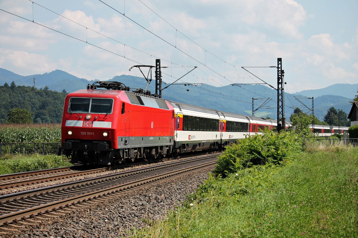 Am 01.08.2014 bespannte 120 101-1 ersatzweise für eine 101er den EC 6 (Chur HB/Zürich HB - Hamburg Altona), als sie bei Kollmarsreute gen Norden fuhr.