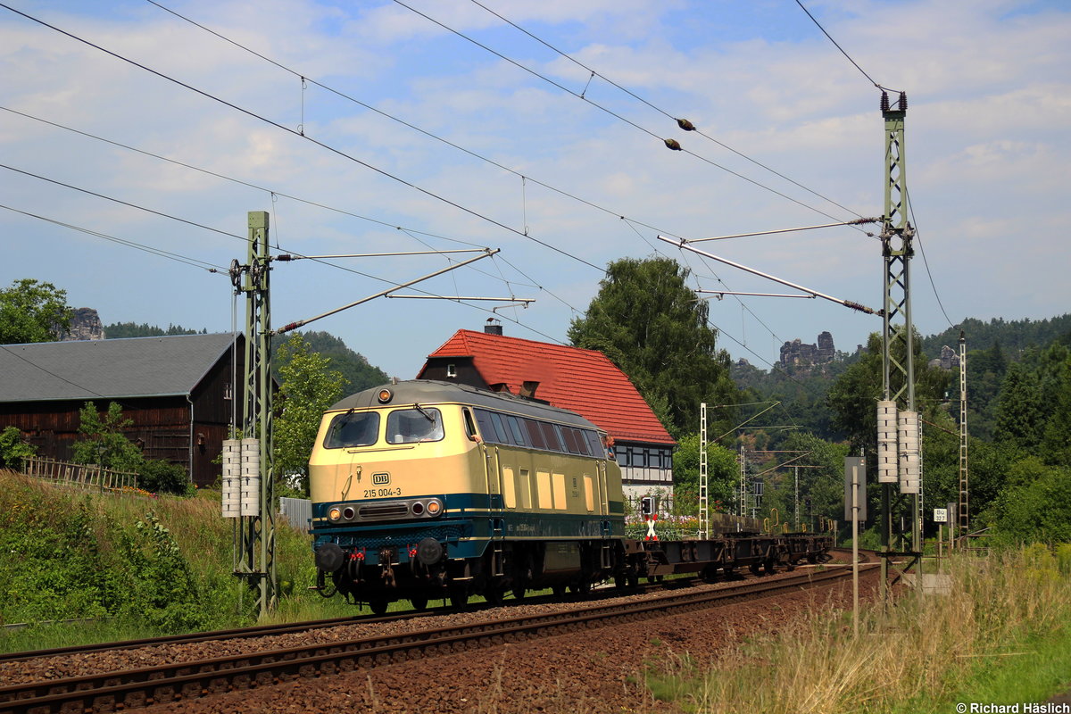 Am 01.08.2017 zog 215 004-3 einen leeren Containerzug durch Rathen um ihn in Bad Schandau abzustellen.