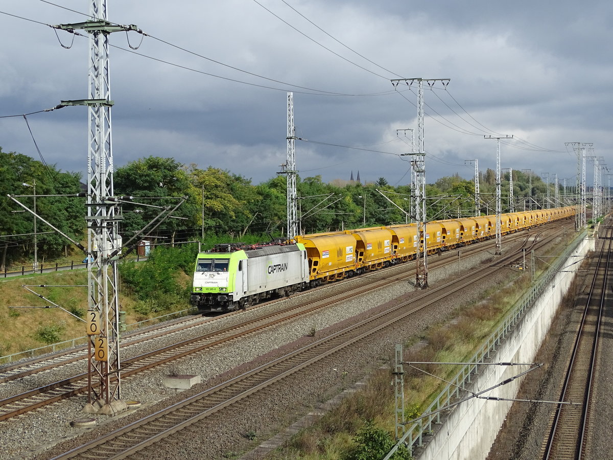 Am 01.10.2017 kam die 185 850 mit einem Schüttgutzug aus Richtung Magdeburg nach Stendal und fuhr weiter in Richtung Wittenberge.