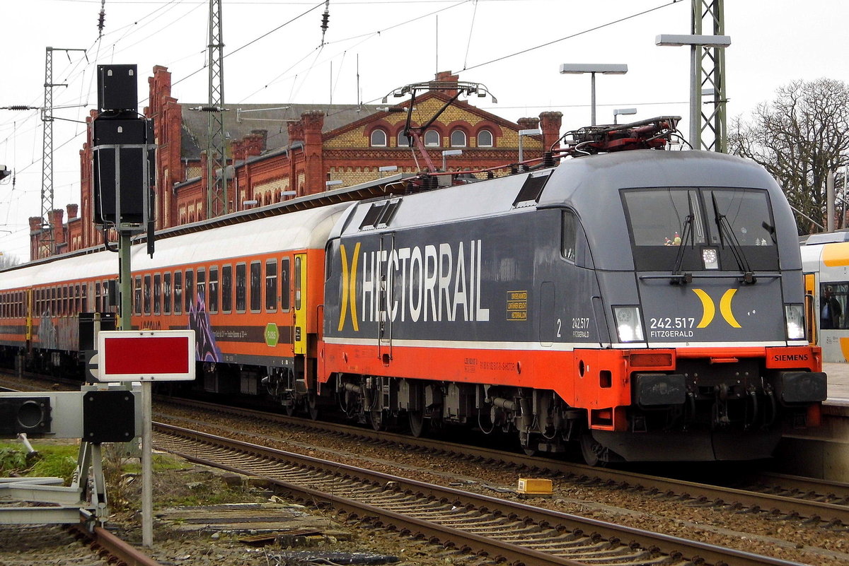 Am 01.12.2017 stand die 242.517 ( 182 517-3 ) von Hector Rail AB, Danderyd in Stendal .