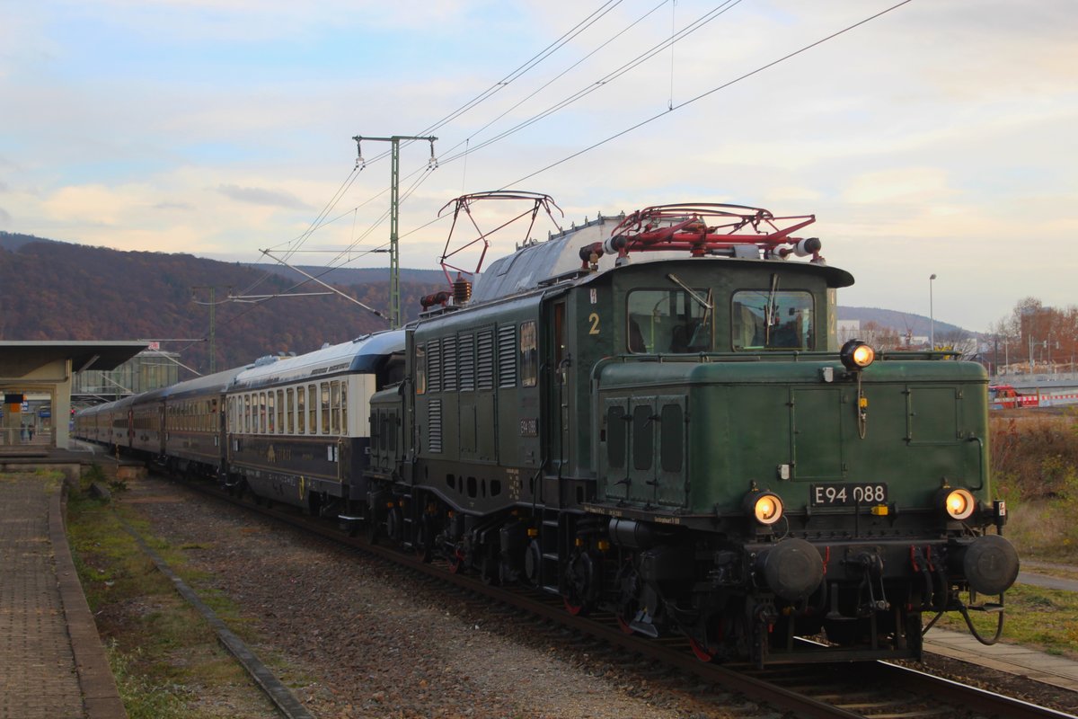 Am 01.12.2018 kam E94 088 als Sonderzug von Stuttgart Hbf nach Mannheim Rbf in Heidelberg Hbf.