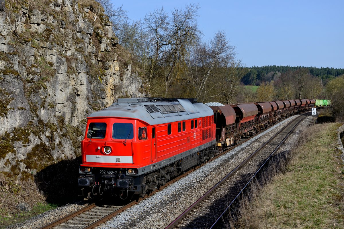 Am 02. April 2016 verkehrte auch ein GB 60874 von Marktredwitz nach Nürnberg Rbf, mit dem hauptsächlich Schotter und Baumaschinen befördert transportiert wurden. Bei Neuhaus an der Pegnitz konnte ich diesen Zug, geführt von 232 469, vor einer markanten Felswand ablichten.