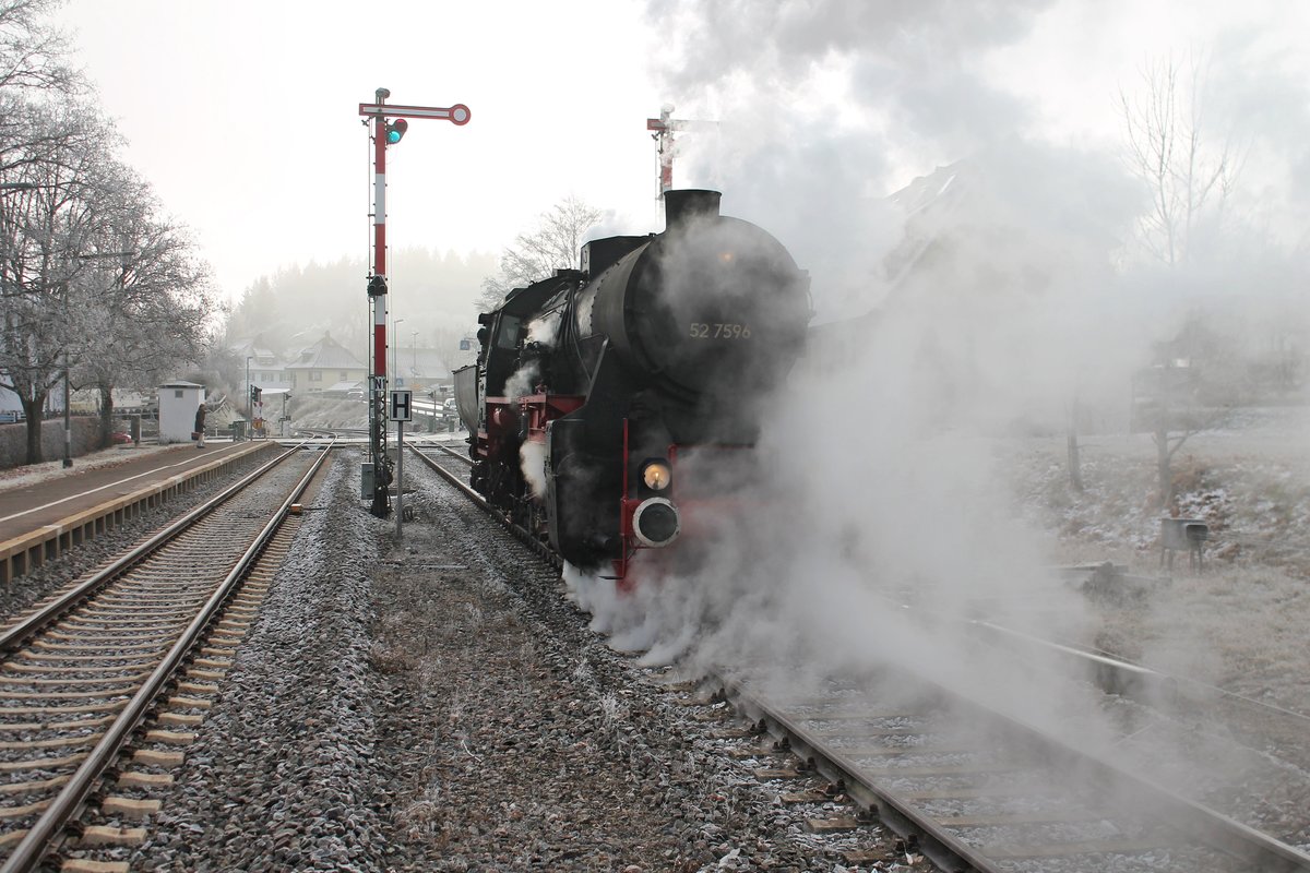 Am 02.01.2016 rangierte EFZ 52 7596 um ihren historischen Dampfzug, welcher von der IG 3Seenbahn e.V. stammt, im Bahnhof von Löffingen damit sie später dann wieder über Titisee nach Seebrugg fahren kann.