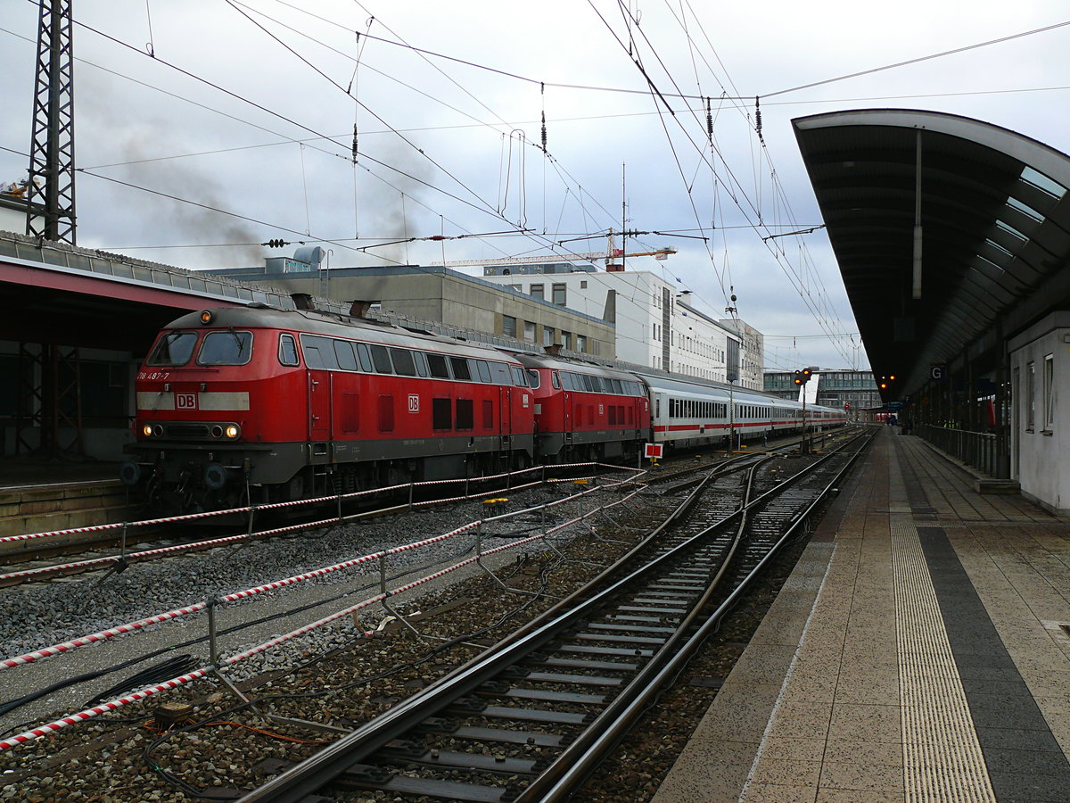 Am 02.01.2019 um 12:02 Uhr fahren 218 487 + 218 432 mit IC 2012 von Oberstdorf Hbf nach Dortmund Hbf. Hier zusehen bei der Ausfahrt aus dem Ulmer Hbf.