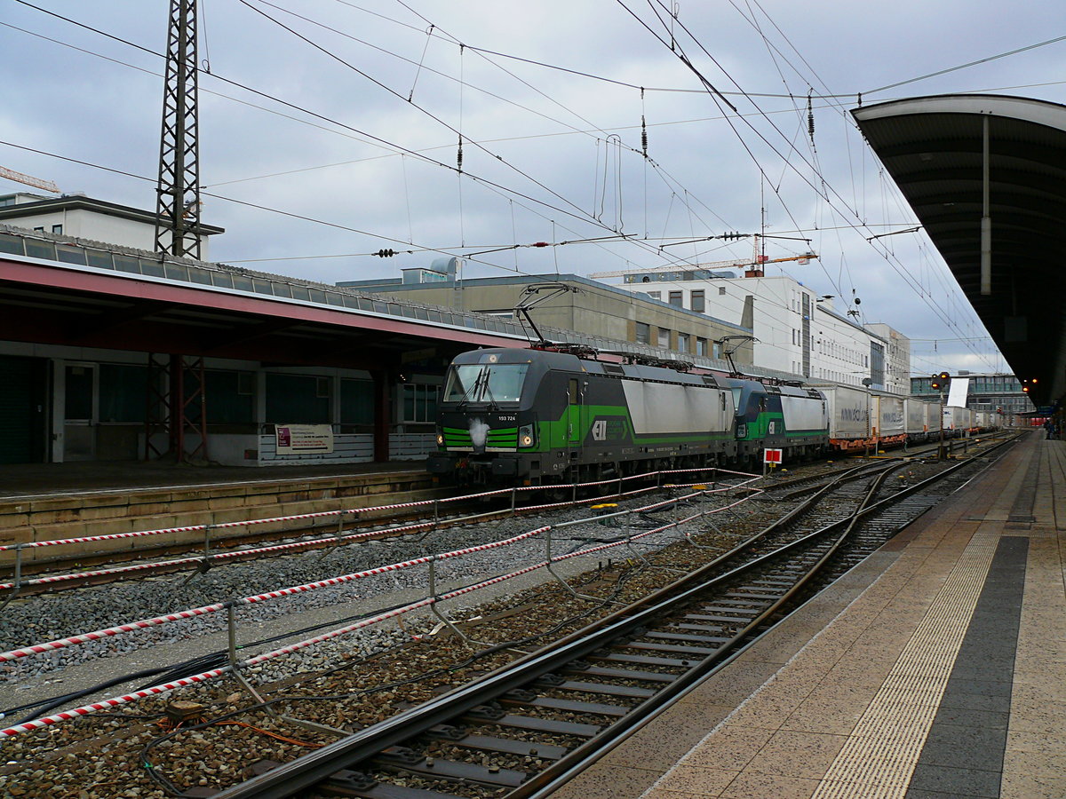 Am 02.01.2019 um 12:14 Uhr fahren 193 724 + 193 244 von European Locomotive Leasing (ELL)mit einem Güterzug mit LKW Anhänger beladen durch Ulm Hbf. Leider sind mir weder Start noch Ziel des Zuges bekannt.