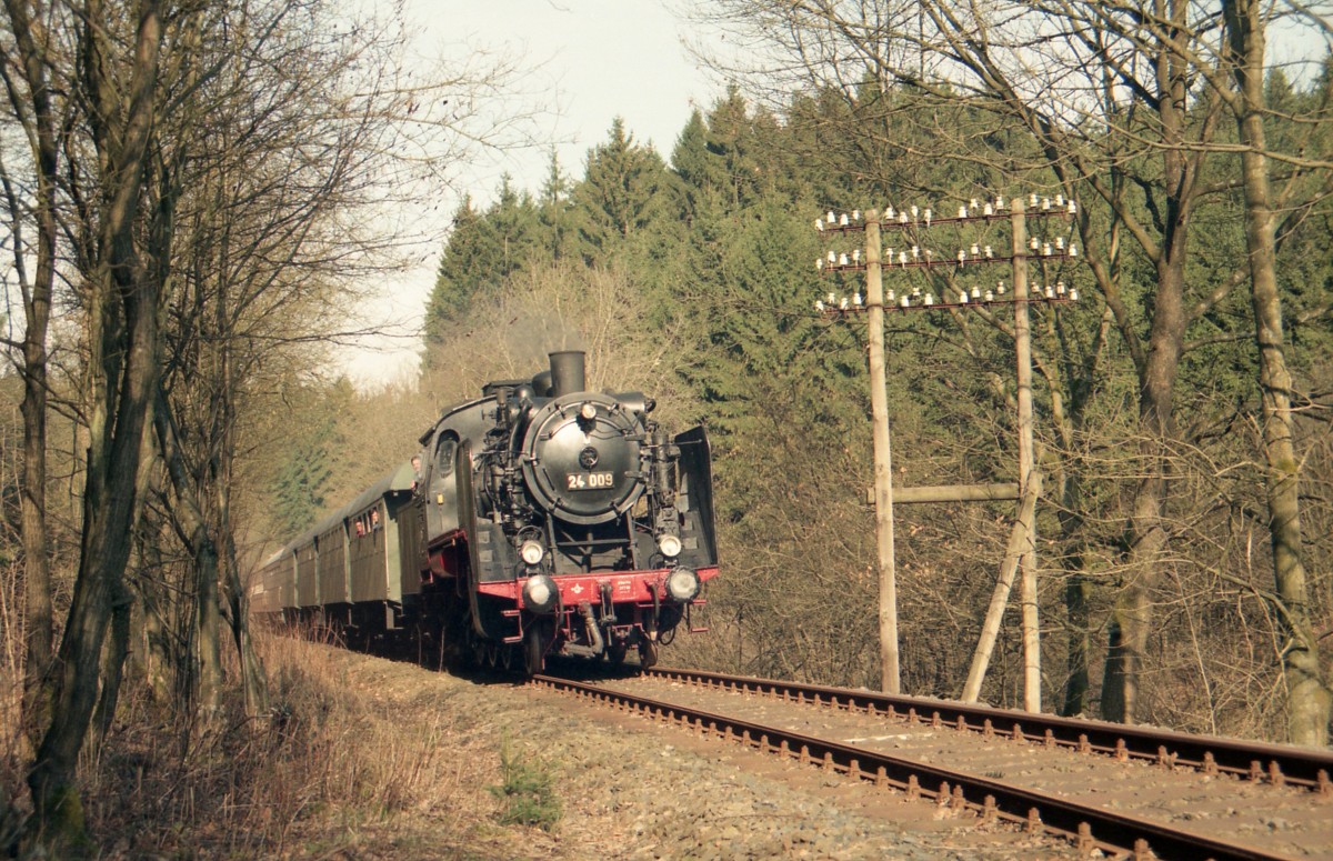 Am 02.03.1997 berfhrte die 24 009 einen Leerreisezug von Hagen zum Eisenbahnmuseum Dieringhausen und passierte bei Kotthausen einen Doppeltelegrafenmasten.

