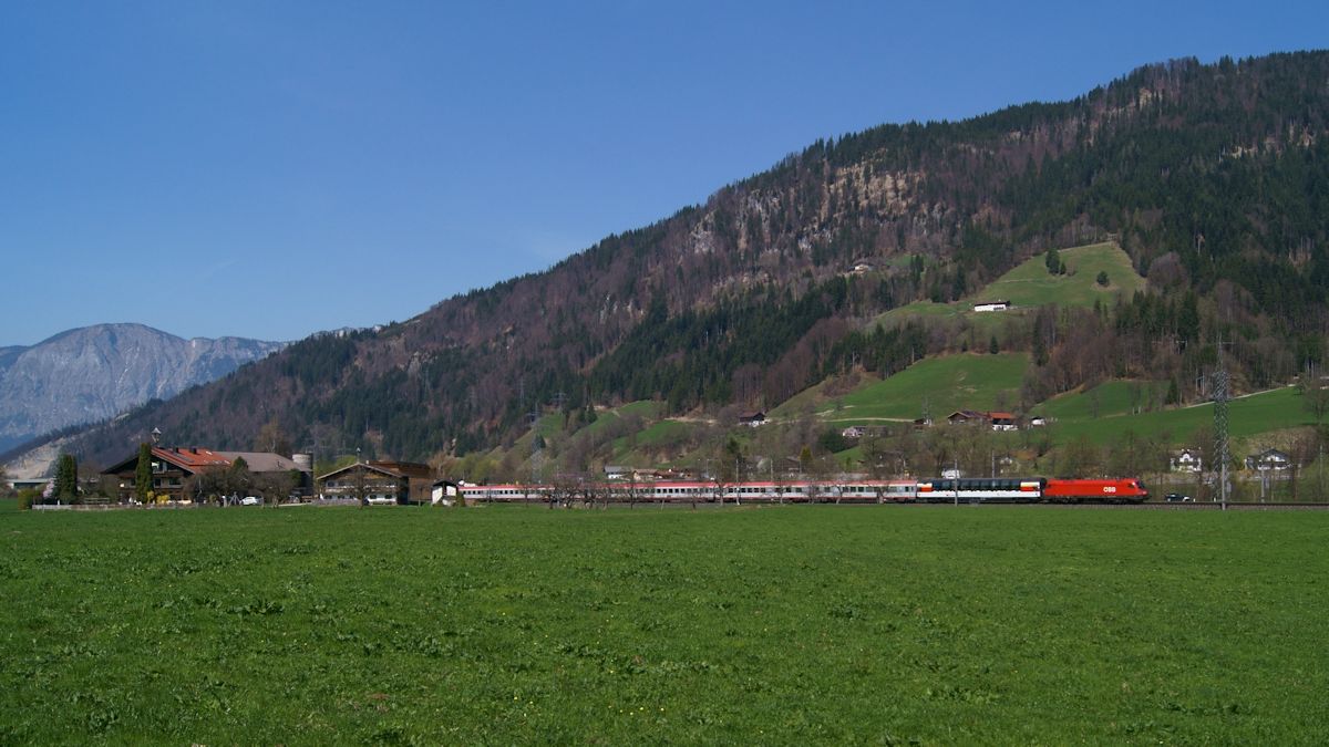 Am 02.04.2017 war Eurocity 163  Transalpin  mit einer unbekannten 1116 an der auf dem Weg von Zürich nach Graz und fuhr zwischen Wörgl und Hopfgarten durch das Brixental. Nur wenige internationale Züge führen Panoramawagen und auf dieser Strecke ist er sicher ein Erlebnis.
