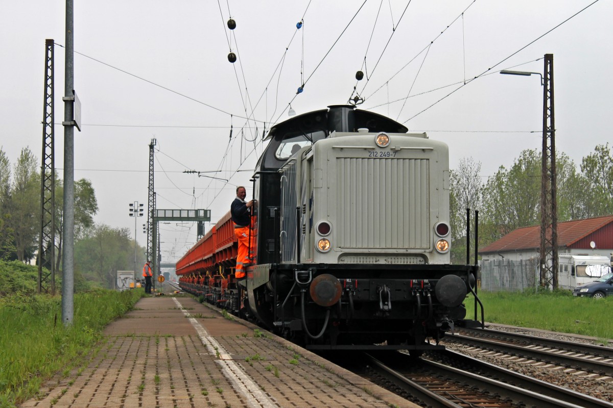 Am 02.05.2013 rangierte die Lokomotion 212 249-7  Clärchen  mit einem Schotterzug im Bahnhof von Kenzingen, an der KBS 703 geliegen, auf das Überholgleis, um dann später in Richtung Freiburg zufahren.