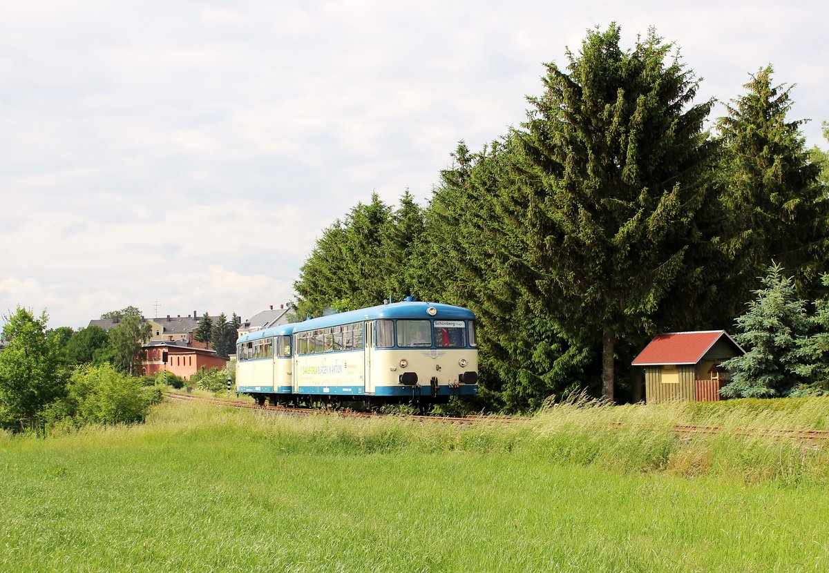 Am 02.06.18 fand wieder ein Pendelverkehr der Wiesentatalbahn zwischen Schleiz-West und Schönberg/Vogtl. statt. Hier sind 998 663-1 und 798 592-1 der DRE in Mühltroff zu sehen.
Von Juni bis September findet an allen Samstagen Zugverkehr statt.