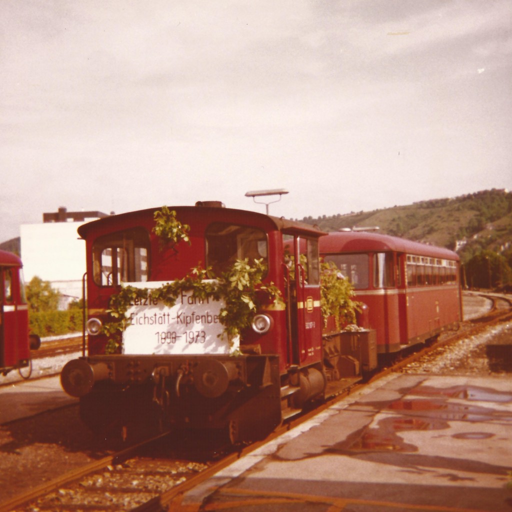Am 02.06.1973 fuhr der letzte Personenzug von Eichstätt nach Kipfenberg durchs Altmühltal. Hier eine Köf III mit  Beiwagen  in Eichstätt Bahnhof. Das Foto stammt von meinem Vater Franz Bauch.