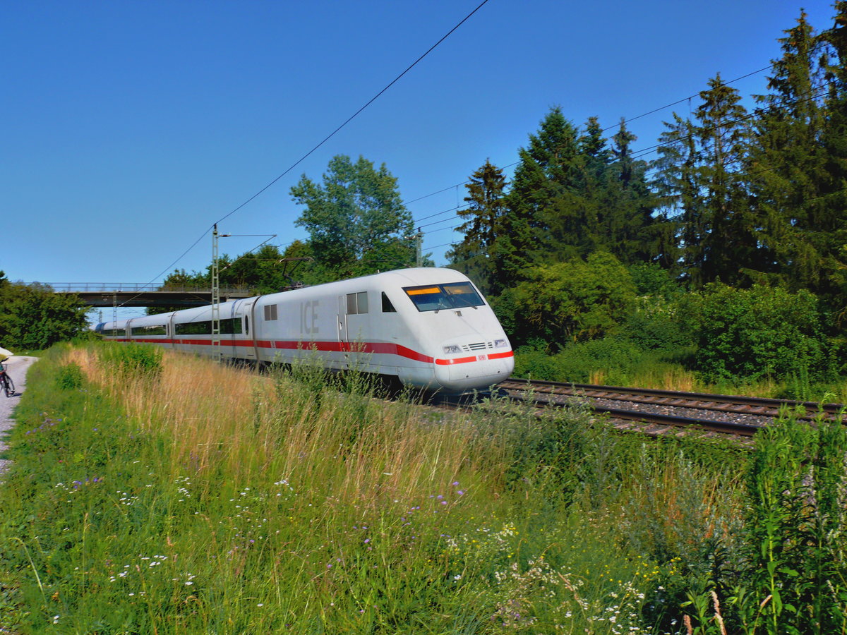 Am 02.07.2018, um 17:47 Uhr, fährt BR 401 056-7 als ICE 592 von München Hbf nach Leipzig Hbf. Aufgenommen in Pfuhl, kurz vor Ulm.