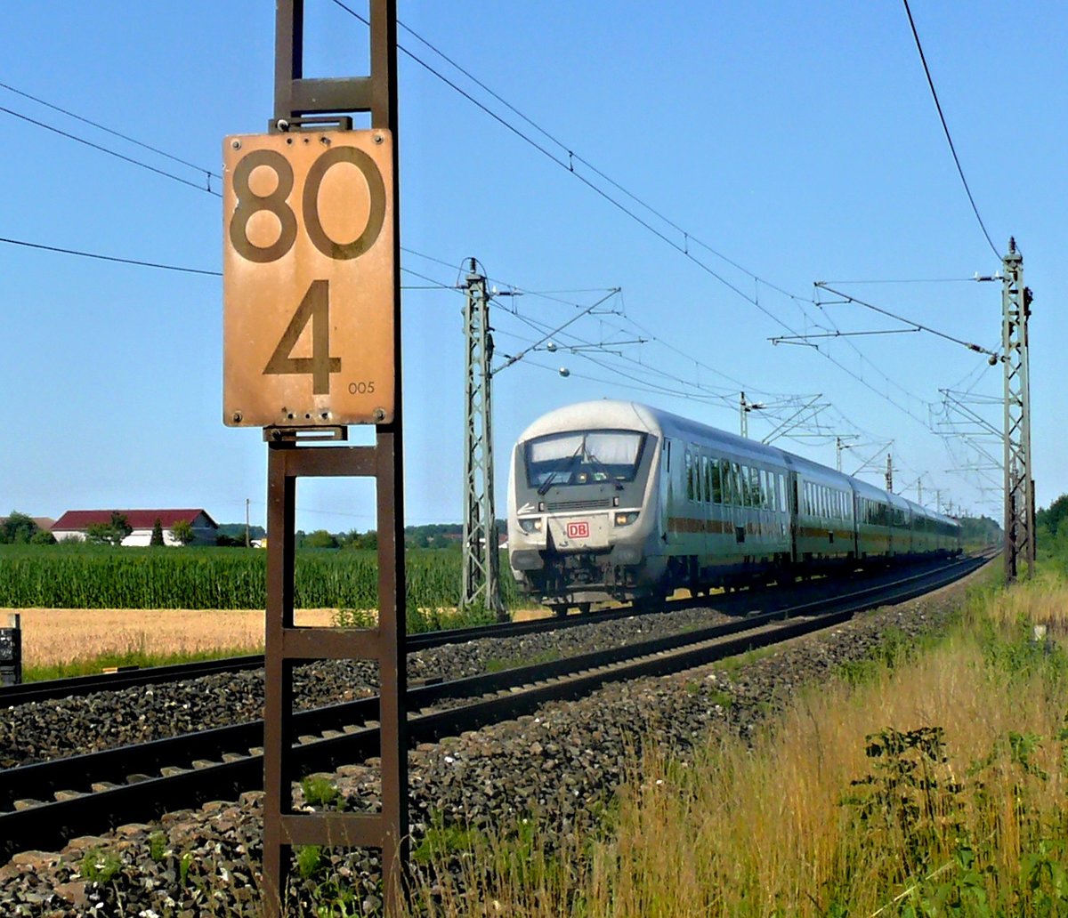 Am 02.07.2018, um 18:03 Uhr, fährt BR 120 153-3 mit IC 2262 von München Hbf nach Basel Bad Bf. Aufgenommen in Pfuhl, kurz vor Ulm.