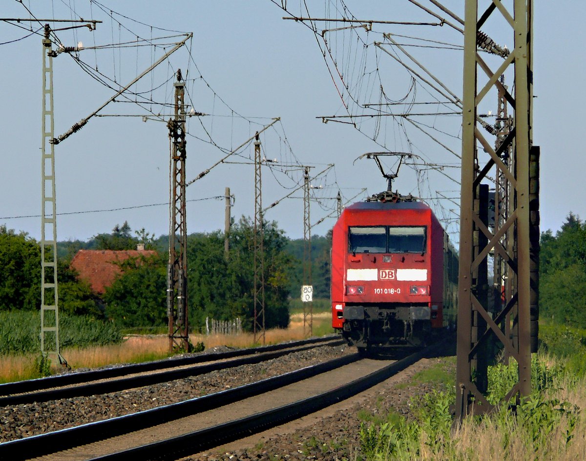 Am 02.07.2018, um 18:04 Uhr, fährt BR 101 018-0 mit IC 1269 von Karlsruhe Hbf nach München Hbf. Aufgenommen in Pfuhl, kurz nach Ulm.