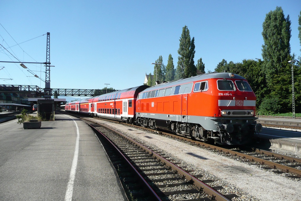 Am 02.08.2013 fhrt 218 496 mit einem IRE nach Stuttgart Hbf in Lindau Hbf aus. Die Lok glnzt durch den neuen Lack wunderschn.